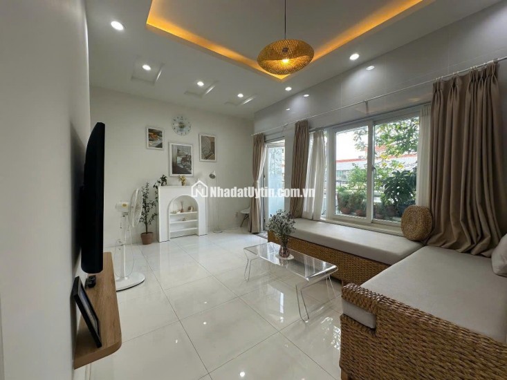 Cần bán gấp căn hộ full nội thất cao cấp ở trung tâm Quận 2, TPHCM